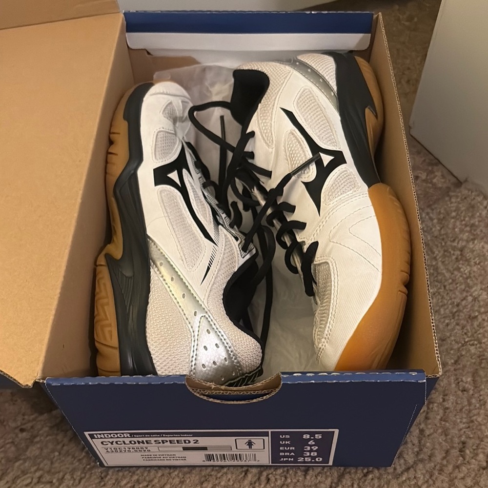 Mizuno White and Black Indoor Sports Shoes
